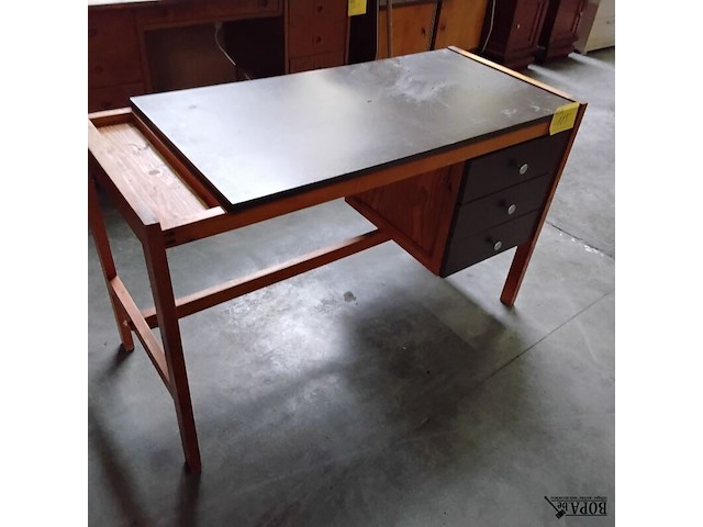 Lot 115 - massief bureau met lades en geul voor bureaumateriaal - afbeelding 4 van  4