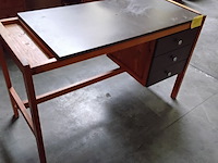 Lot 115 - massief bureau met lades en geul voor bureaumateriaal - afbeelding 4 van  4