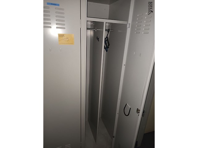 Lot 115 - metalen lockerkast - afbeelding 2 van  3