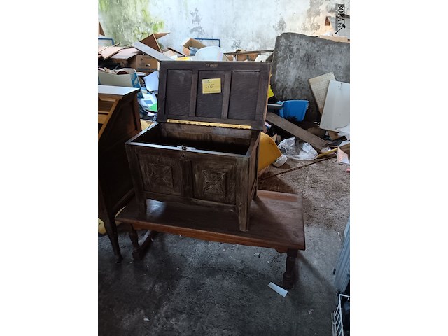 Lot 115 - retro koffer en tafeltje - afbeelding 1 van  2