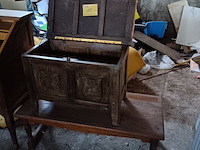 Lot 115 - retro koffer en tafeltje - afbeelding 1 van  2