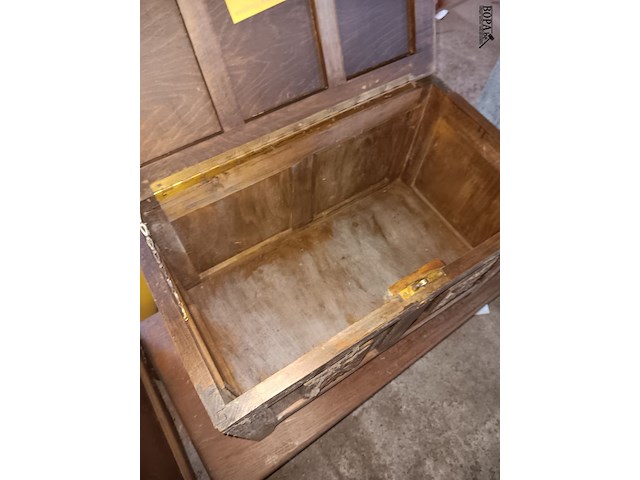 Lot 115 - retro koffer en tafeltje - afbeelding 2 van  2