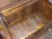 Lot 115 - retro koffer en tafeltje - afbeelding 2 van  2