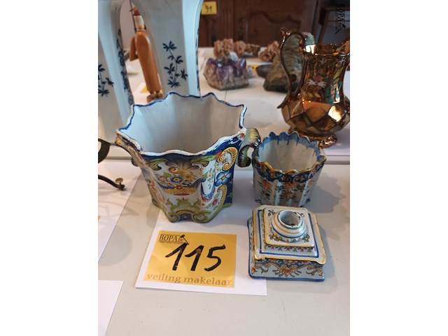 Lot 115 - rouen porselein. 3 stuks - afbeelding 1 van  7