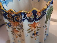 Lot 115 - rouen porselein. 3 stuks - afbeelding 3 van  7