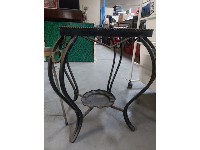 Lot 115 - vintage en metalen bijzettafeltje - afbeelding 2 van  3