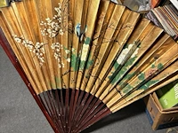 Lot 115 - vintage grote chinese waaier