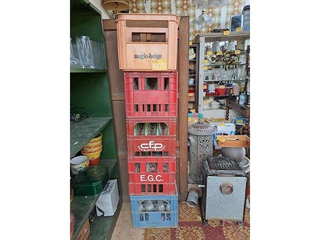 Lot 115 - vintage plastic drankkratten - model cfp en anglo-belge - afbeelding 1 van  3
