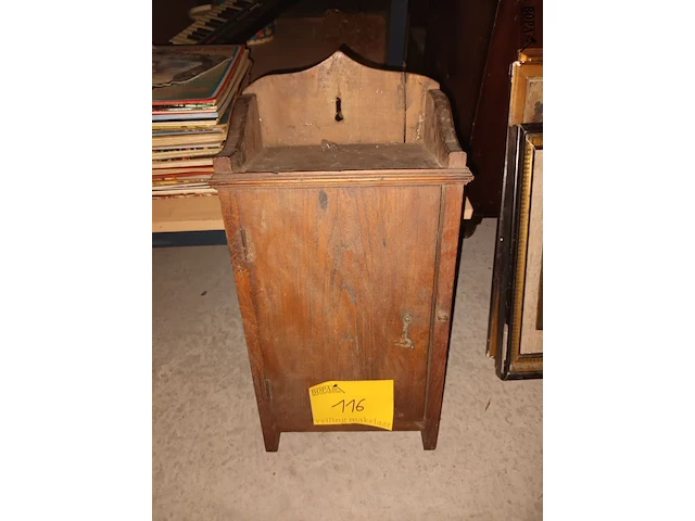 Lot 116 - antiek hangkastje - afbeelding 1 van  4