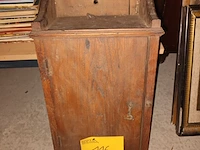 Lot 116 - antiek hangkastje