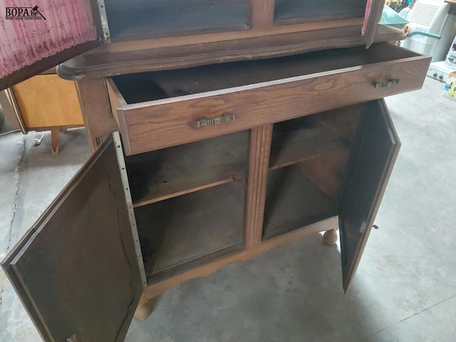 Lot 116 - antieken buffetkast met bovenstuk muurbevesting - deurtjes m - afbeelding 3 van  5