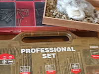 Lot 116 - boren set en vijzen - afbeelding 1 van  4