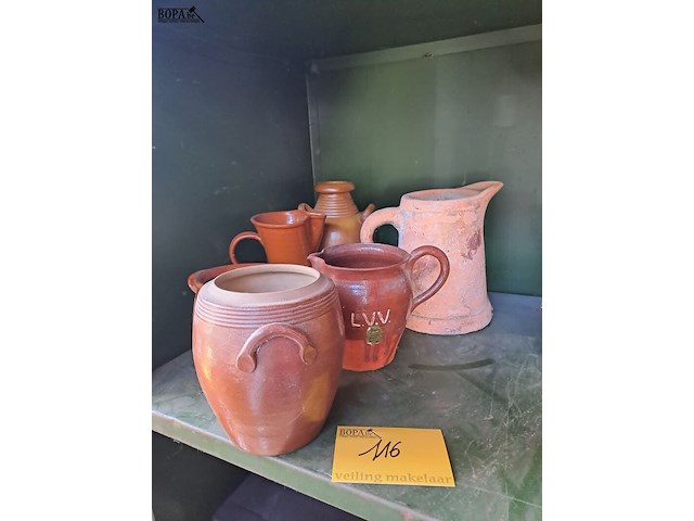 Lot 116 - decoratieve oude kruiken - afbeelding 1 van  4