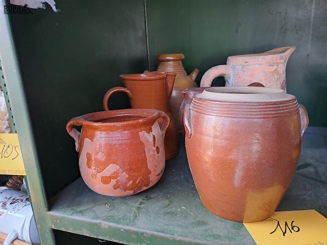 Lot 116 - decoratieve oude kruiken - afbeelding 2 van  4