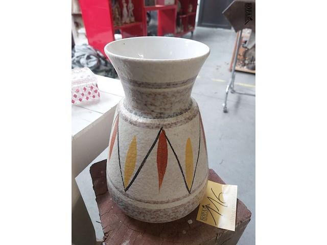Lot 116 - duitse decoratieve vaas - afbeelding 1 van  2