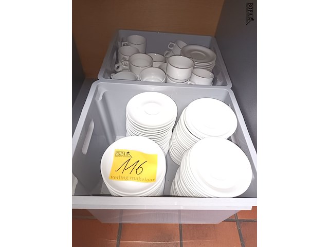 Lot 116 - koffietassen en onderbordjes - afbeelding 1 van  3
