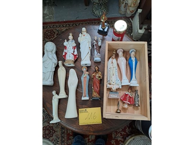 Lot 116 - lot religieuze beelden - afbeelding 1 van  1