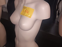Lot 116 - paspop vrouw torso op statief - afbeelding 1 van  3