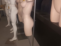 Lot 116 - paspop vrouw torso op statief - afbeelding 2 van  3