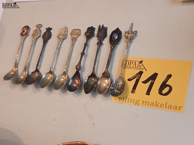 Lot 116 - verzilverde souvenir lepeltjes. 9 stuks - afbeelding 1 van  4