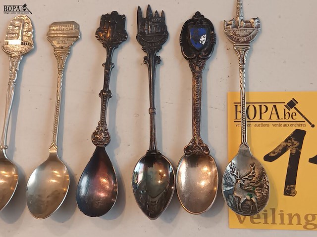 Lot 116 - verzilverde souvenir lepeltjes. 9 stuks - afbeelding 2 van  4