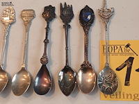 Lot 116 - verzilverde souvenir lepeltjes. 9 stuks - afbeelding 2 van  4