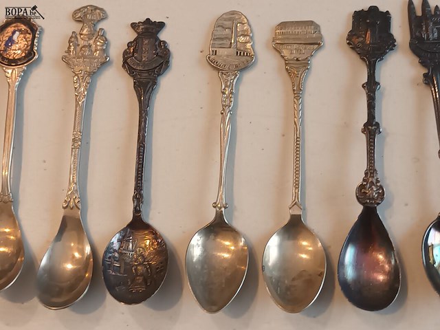 Lot 116 - verzilverde souvenir lepeltjes. 9 stuks - afbeelding 3 van  4