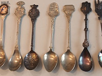 Lot 116 - verzilverde souvenir lepeltjes. 9 stuks - afbeelding 3 van  4