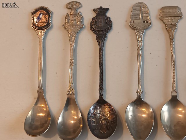 Lot 116 - verzilverde souvenir lepeltjes. 9 stuks - afbeelding 4 van  4