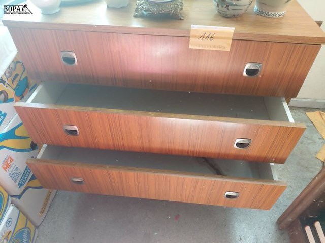 Lot 116 - vintage houten ladekast - afbeelding 2 van  3