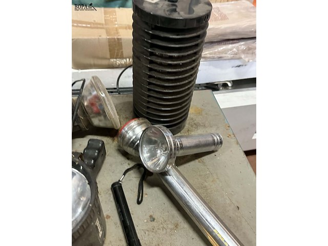 Lot 116 - zaklampen allerlei: grondlamp en musquitolamp 230v - afbeelding 2 van  4