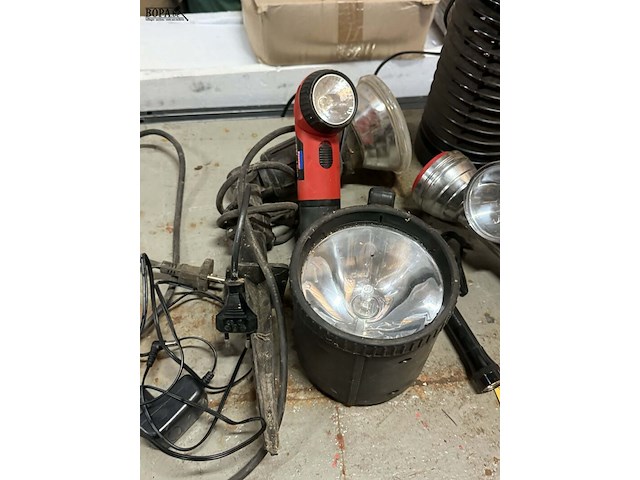 Lot 116 - zaklampen allerlei: grondlamp en musquitolamp 230v - afbeelding 3 van  4