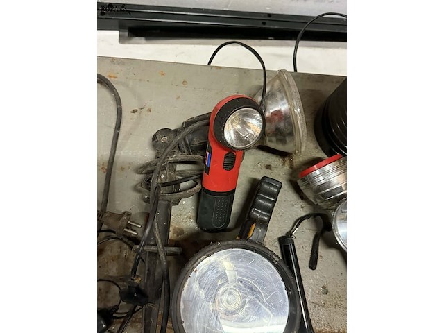 Lot 116 - zaklampen allerlei: grondlamp en musquitolamp 230v - afbeelding 4 van  4