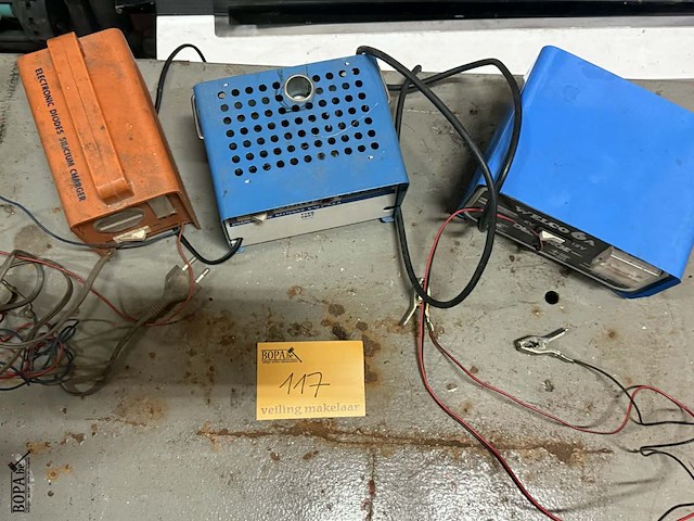 Lot 117 - acculaders 12v - 3 stuks - afbeelding 1 van  4