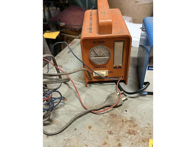 Lot 117 - acculaders 12v - 3 stuks - afbeelding 2 van  4