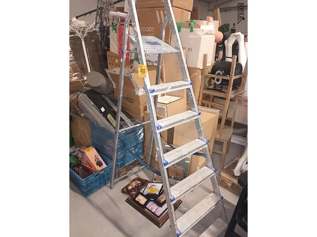 Lot 117 - aluminium trapladder - afbeelding 1 van  2