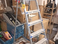 Lot 117 - aluminium trapladder - afbeelding 1 van  2