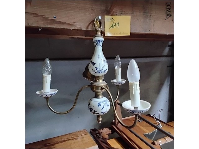 Lot 117 - antieken kroonluchter delfts blauw aardewerk en messing - afbeelding 1 van  4