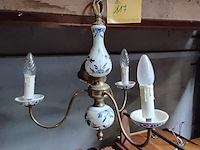 Lot 117 - antieken kroonluchter delfts blauw aardewerk en messing - afbeelding 1 van  4