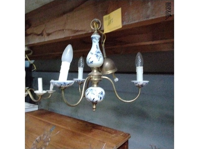 Lot 117 - antieken kroonluchter delfts blauw aardewerk en messing - afbeelding 2 van  4