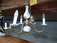 Lot 117 - antieken kroonluchter delfts blauw aardewerk en messing - afbeelding 2 van  4