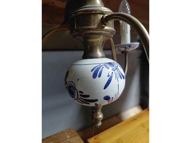 Lot 117 - antieken kroonluchter delfts blauw aardewerk en messing - afbeelding 3 van  4