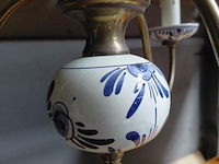 Lot 117 - antieken kroonluchter delfts blauw aardewerk en messing - afbeelding 3 van  4