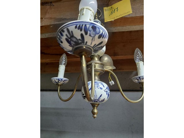 Lot 117 - antieken kroonluchter delfts blauw aardewerk en messing - afbeelding 4 van  4