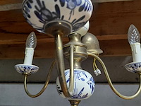 Lot 117 - antieken kroonluchter delfts blauw aardewerk en messing - afbeelding 4 van  4