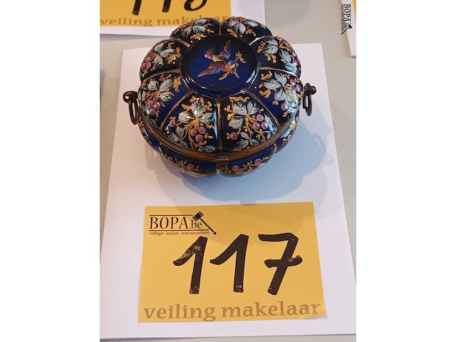 Lot 117 - juwelenkistje in glas - afbeelding 1 van  4