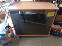 Lot 117 - kast met glazen deuren op wielen - afbeelding 1 van  3