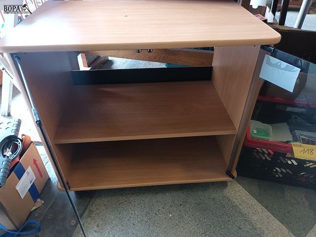 Lot 117 - kast met glazen deuren op wielen - afbeelding 2 van  3