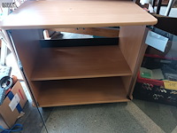Lot 117 - kast met glazen deuren op wielen - afbeelding 2 van  3