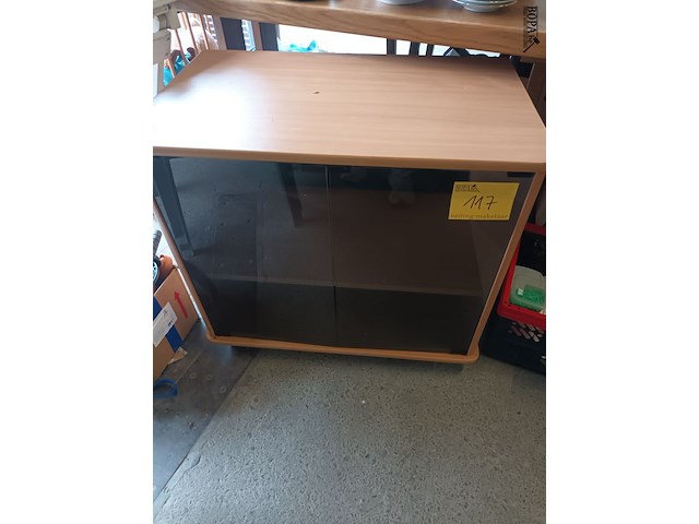 Lot 117 - kast met glazen deuren op wielen - afbeelding 3 van  3